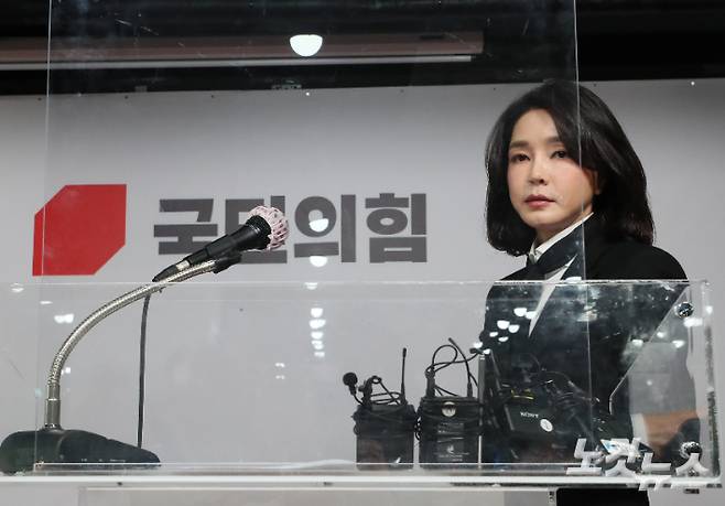 윤석열 국민의힘 대선 후보의 배우자 김건희 씨가 지난 26일 오후 서울 여의도 국민의힘 중앙당사에서 '경력 부풀리기' 의혹에 대한 사과 입장문을 발표를 위해 발언대로 이동하고 있다. 윤창원 기자