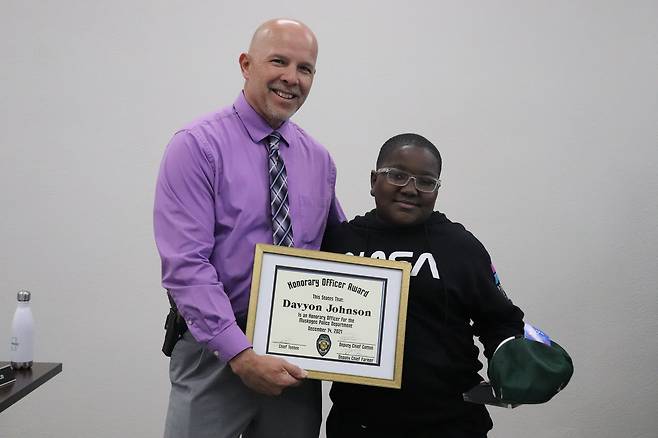 오클라호마 지역 경찰로부터 ‘명예 임명장’을 받은 11세 소년 존슨(오른쪽)