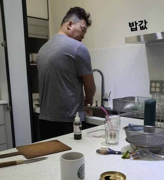 Kim Ji Hye posted a picture and a picture on his instagram on the 26th, This mans Earth 2 law, not a normal man.In the open photo, Joon Park is washing dishes alone. Kim Ji Hye is enjoying beer comfortably next to it.Kim Ji Hye laughs at such a photo of Joon Park by writing a short rice price.Meanwhile, the couple, Joon Park and Kim Ji Hye, have two daughters.Photo = Kim Ji Hye Instagram