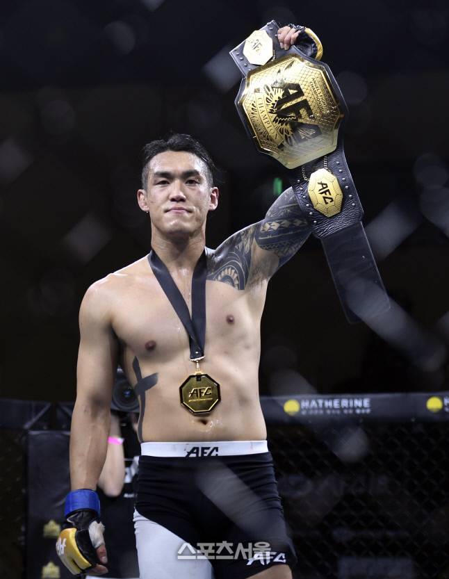 유상훈이 챔피언 벨트를 들고 기뻐하고 있다. 이주상기자 rainbow@sportsseoul.com