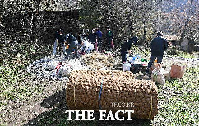 해먹과 볏짚, 사료 등 사육장 환경 개선을 위해 준비해 온 물건이 한 가득이다.
