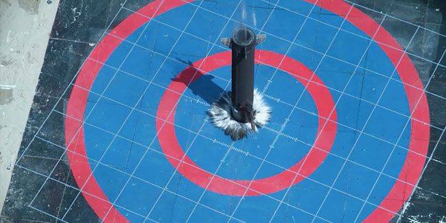 국방부가 지난 9월 15일 공개한 고위력 탄도미사일 ‘현무-4’ 명중 장면. 골프에서 홀인원하듯 표적 한가운데에 정확히 명중해 강력한 지하 관통 능력을 보여줬다. 하지만 이날 공개된 미사일은 실제 현무-4 탄두중량보다 훨씬 작은 2t급으로 알려졌다. photo 국방부