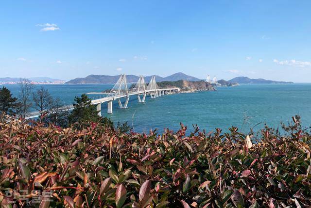 거제 장목면 해안도로상의 유호전망대에서는 거가대교와 푸른 바다가 코앞에 내려다보인다.
