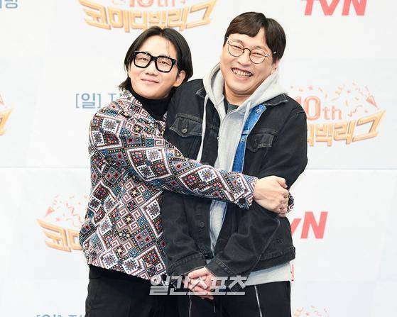 개그맨 이용진, 이진호가 28일 오후 온라인 생중계로 진행된 tvN '코미디빅리그' 10주년 기자간담회에 참석해 포즈를 취하고 있다. 〈사진제공=CJ ENM〉