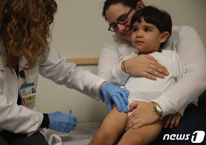 미국 플로리다에서 한 2세 아동이 독감 백신을 맞고 있다 . © AFP=뉴스1 자료 사진