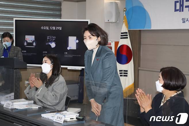 이재명 더불어민주당 대선 후보의 부인 김혜경 씨가 29일 오전 대구 동구 검사동 대구사회복지유권자연맹에서 열린 간담회에 참석해 모두발언을 하고 있다. 2021.12.29/뉴스1 © News1 공정식 기자