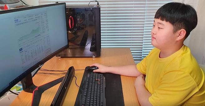제주도에 사는 10대 경제 유튜버 '쭈니맨'(권준군)이 증시 변화를 모니터링 하고 있는 모습. 그는 신종 코로나 바이러스 감염증(코로나19) 사태 이후 주식 투자에 뛰어 들어 1년 만에 1500만원의 수익을 올려 화제가 됐다. 사진은 기사 내용과 직접적인 관련 없음. /로이터 연합뉴스