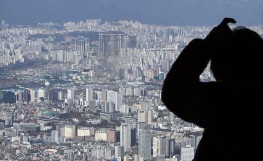 서울 송파구 롯데월드타워 전망대인 '서울스카이'에서 바라본 시내 아파트. <연합뉴스>