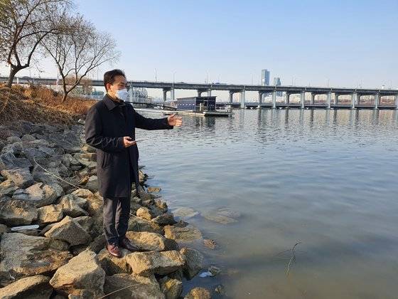 의대생 손정민씨의 부친 손현씨가 지난 23일 정민씨의 시신이 발견된 장소 인근 강변에서 정민씨가 지난 4월 강에 걸어들어갔다는 추정의 문제점을 설명하고 있다. 강주안 기자