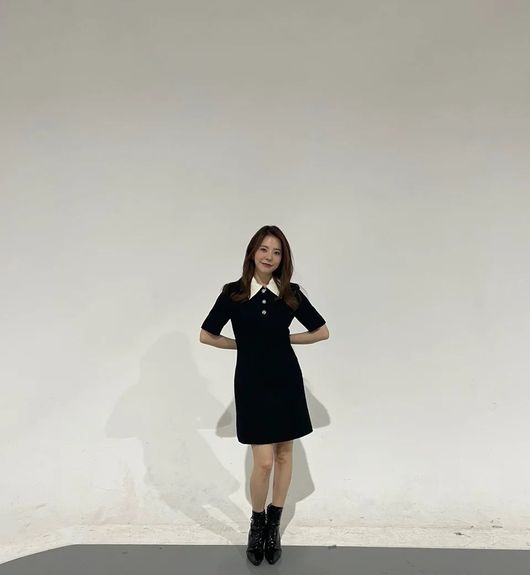 Group Girls Generation Sunny boasted a rate of glowing wildernessSunny posted a picture on her SNS on the 29th with a black heart emoticon.The photo showed Sunny checking her styling before shooting; Sunny, wearing a black-colored dress, even matched her shoes with black.Sunny boasted a colourless proportion of the words Girls Generation shortest: Small faces and proportions covered a small height.A charming face and a searing smile unique to Sunny are also noticeable.On the other hand, Sunny is appearing on Teabing Love Catcher in Seoul.