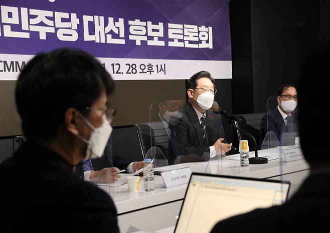 더불어민주당 이재명 대선 후보가 28일 오후 서울 여의도 CCMM빌딩에서 열린 한국지역언론인클럽 초청 토론회에서 참석자들과 기념촬영하고 있다. ⓒ더불어민주당 선대위 제공