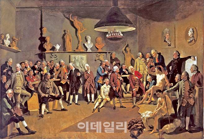 요한 초파니의 ‘로열아카데미 회원들’(1771∼1772). 남성들끼리 ‘그들만의 수업’을 꾸려가던 18세기 영국 한 미술아카데미의 교실을 들여다봤다. 수업에 참석하는 여부를 자신의 의지대로 결정하지 못했던 당시 여성들은 벽에 걸린 초상화에 걸린 채 수업에 참석 중이다. 캔버스에 유채, 101.1×147.5㎝, 영국 런던 왕가 컬렉션 소장.