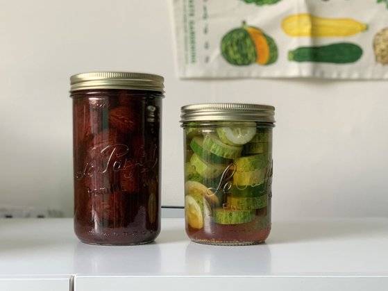 직접 만든 밤 조림(왼쪽)과 오이 피클. 병 입구가 넓어 내용물을 옮겨 담을 때 편리하다. [사진 권민경]