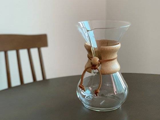 곡선이 아름다운 케멕스 드리퍼는 독일의 화학자 ‘피터 슐룸봄’이 만들었다. 실험실 비커나 의료 기구를 만들 때 쓰는 파이렉스 유리로 만들어져 환경호르몬 걱정이 전혀 없다. [사진 권민경]