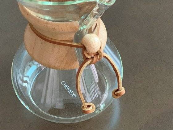 케멕스 드리퍼의 나무 방울과 매듭. 디테일까지 사랑스럽다. [사진 권민경]