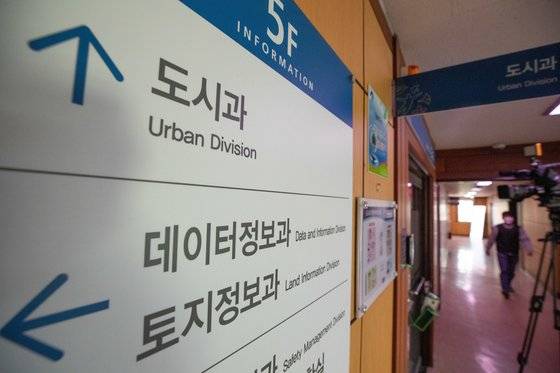 경찰이 윤석열 국민의힘 대선후보 처가 회사와 관계된 양평 공흥지구 개발사업 특혜의혹 고발 사건에 대한 강제수사에 나섰다. 경기남부경찰청 반부패경제범죄수사대는 30일 오전 9시30분쯤부터 양평군청 등에 대한 압수수색에 착수했다. 압수수색 대상은 양평군청 내 공흥지구 개발사업 관련 부서 8곳과 전현직 관계 공무원 8명의 주거지 등 16곳이다. 사진은 이날 오전 경기도 양평군청에 긴장감이 흐르고 있다. 뉴스1