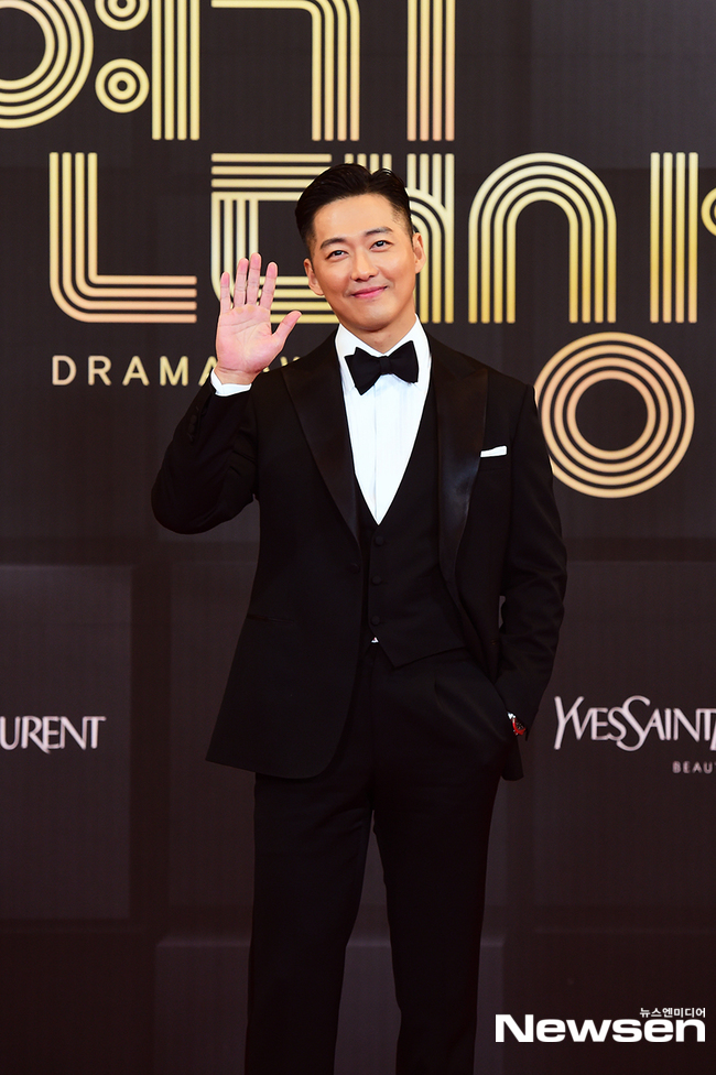 Actor Namgoong Min wins Grand Prize of HonorOn December 30, the 2021 MBC Acting Grand Prize was held. The awards ceremony was held in the form of non-face-to-face non-visual guests to prevent the spread of new coronavirus infections (corona 19).The honor of Grand Prize, which was a matter of concern, went to Namgoong Min.Namgoong Min played the role of Han Ji-hyuk, a member of the NIS field support team, in MBCs Golden Earth Drama Black Sun (playplayplayed by Park Seok-ho/directed by Kim Sung-yong), which aired from September to October this year.While MBC Drama Bureau has been struggling with a series of miserable single-digit ratings, Namgoong Min has raised the Black Sun to the highest audience rating of 9.8% (based on Nielsen Koreas nationwide household survey company) with its ability to perform well.The MBC gilt drama Red End of Clothes Retail (playplay by Jeong Hae-ri/directed by Jung Ji-in and Song Yeon-hwa), which was first broadcast on November 12 and is about to end on January 1, was also prominent.Red Retail Red End was broadcast on the 25th, with 14.3%, marking its highest audience rating.Lee Joon-ho and Lee Se-young, who had a great deal of decomposing into Jeongjo Lee and the concubine of the courtesan, won the best acting award on the day.Not only won the Best Actor Award, but also the Best Couple Award, which also earned the Drama of the Year award for Red End of Clothes and Retail.Lee Joon-ho and Lee Se-young did not stop acting in a sad romance in the drama, but they realized the characters in the history that were dealt with in the drama drama in the past without a sense of dissemination and virtue.Actor The Rookie Award, which is considered to be a meaningful prize because it can only be received once in life, was given to Actor Kang Hoon, who played MBC gilt drama Red End of Clothes Retail Hansungs most beautiful Hongdukro, and Actor Kim Ji Eun, who showed his presence as an agent of MBC gilt drama Black Sun NIS.▲ Grand prize=Namgoong Min (Black Sun)Drama of the Year: Red End of Clothes▲ Best Actor Award (Mini Series) = Lee Joon-ho (Red End of Clothes Retail), Lee Se-young (Red End of Clothes Retail)▲ Best Actor Award (Daily Continuum Division): Cha Seo-won (second husband), Eom Hyun-kyung (second husband)▲ Excellent Acting Award (mini-series category) = Lee Sang-yeop (not crazy), Jang Young-nam (black sun)▲ Excellent Acting Award (one-act drama) = Jung Moon-sung (Mobius: Black Sun), Kim Hwan-hee (Goals have been created)▲ Achievement Award = Lee Duk-hwa (Red End of Clothes Retail)▲ Best Couple Award: Lee Joon-ho Lee Se-young (Red End of Clothes)▲ Artists: Jeong Hae-ri (Red End of Clothes Retail)▲ Supporting Actors: Kim Do-hyun (Black Sun), Jang Hye-jin (Red End of Clothes Retail)▲ Rookie: Kang Hoon (Red End of Clothes Retail), Kim Ji Eun (Black Sun