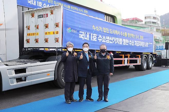 30일 수소출하행사에 참석한 허성무 창원시장(가운데), 백정한 창원산업진흥원장(오른쪽), 김방희 제이엔케이히터 대표이사. 창원시 제공