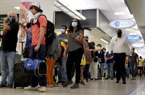 28일(현지시간) 미국 마이애미 국제공항에 줄을 선 여행객들 [AFP 연합뉴스 자료사진. 재판매 및 DB 금지]