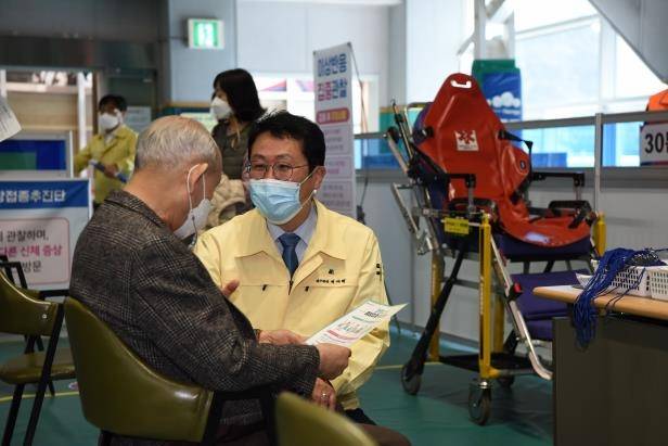 백신접종센터에서 어르신과 대화하는 박재범 남구청장 [부산 남구 제공. 재판매 및 DB 금지]
