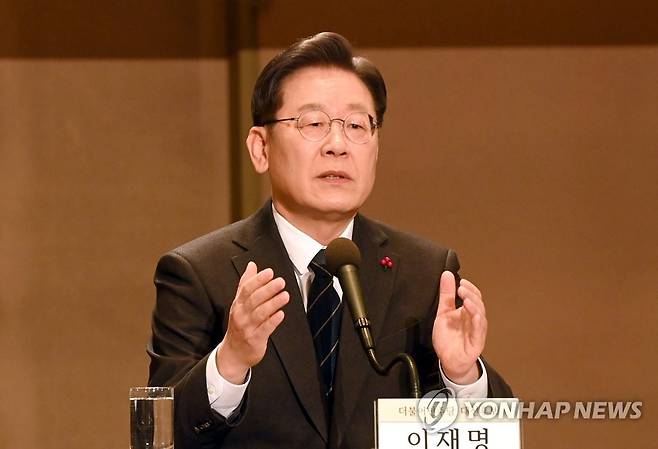 신문방송편집인협회 토론회에서 기조발언하는 이재명 후보 (서울=연합뉴스) 더불어민주당 이재명 대선 후보가 30일 오전 서울 중구 프레스센터에서 열린 한국신문방송편집인협회 토론회에서 기조발언을 하고 있다. 2021.12.30 [국회사진기자단] toadboy@yna.co.kr