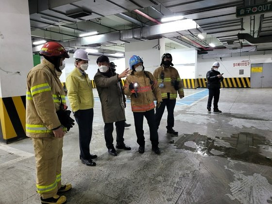 31일 오전 경기도 고양시 일산동구 마두동에 위치한 7층 규모 상가건물에서 지반침하가 발생, 관계자들이 현장을 살피고 있다. (고양시 제공) 뉴스1