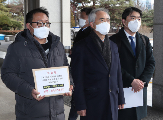 민주당 국민검증법률지원단이 지난 30일 서울중앙지검에 이재명 대선 후보의 두 아들에 대한 대입 의혹을 제기한 국민의힘 의원 66명을 공직선거법 위반으로 고발하려고 들어서고 있다. 연합뉴스