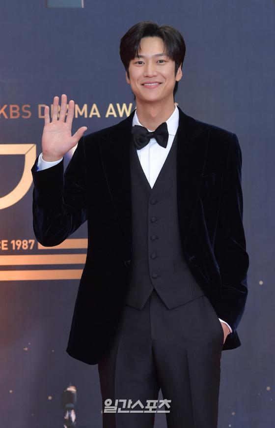 Actor Na In-woo poses on the red carpet of 2021 KBS Acting Grand Prize held at KBS in Yeouido, Seoul on the night of the 31st.