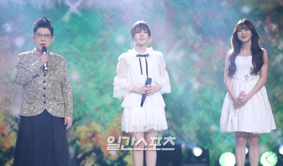 Singers Yang Hee-eun, Wendy and Hyo-jung are performing a wonderful stage at the MBC Song Festival held in Sangam-dong, Mapo-gu, Seoul on the afternoon of the 31st.Photo: MBC Provision 2021.12.31