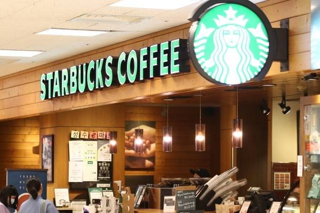 서울의 한 이마트 내 입점한 스타벅스 매장 (기사와 무관) / 사진=연합뉴스