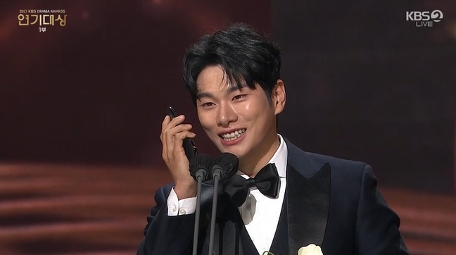Lee Yi-kyung surprised everyone with his unique impression.Choi Dae-chul and Lee Yi-kyung won the Best Supporting Actor award at the 2021 KBS ActingGrand prize held on December 31st.Choi Dae-chul, who played in OK Photon, said, I fell asleep thinking about what I would say if I received an award.I raised two children early in marriage, and there was so much sweetness in the world that I was so busy enjoying it.As a father, I was living in a shortage as a husband, and I wanted to quit because I was hard to live. He also showed tears by listing grateful people such as parents.Lee Yi-kyung, who was awarded the prize for Amhaengjae: Chosun Secret Service, said, I have been in the 10th year of Acting and I did not know that I would receive it. I wanted to make a phone call to the person I wanted to see.