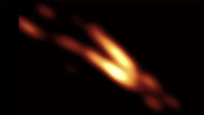 EHT가 밤하늘에서 가장 밝은 천체 중 하나인 센타우루스 A 은하의 중심에 있는 초대질량 블랙홀에 의해 강력한 제트가 분출되는 것을 관찰했다.Nature Astronomy