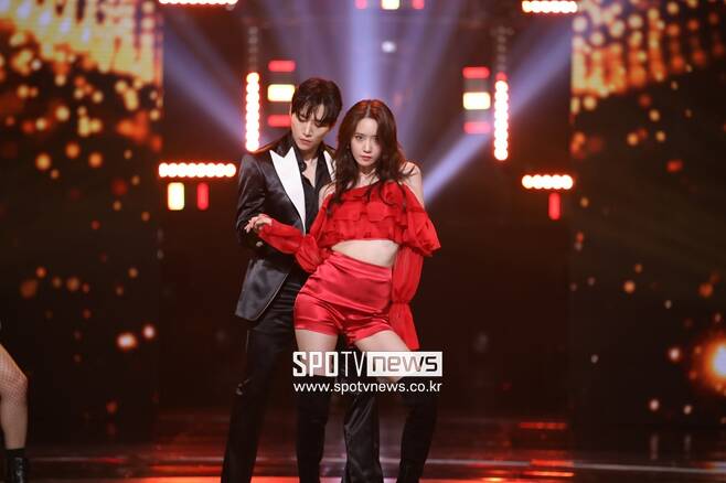 2021 MBC Song Festival was held at MBC Dream Center in Ilsan, Gyeonggi Province on the afternoon of the 31st. Lee Joon-ho and Im Yoon-ah are playing the stage.Photo: MBC Provision