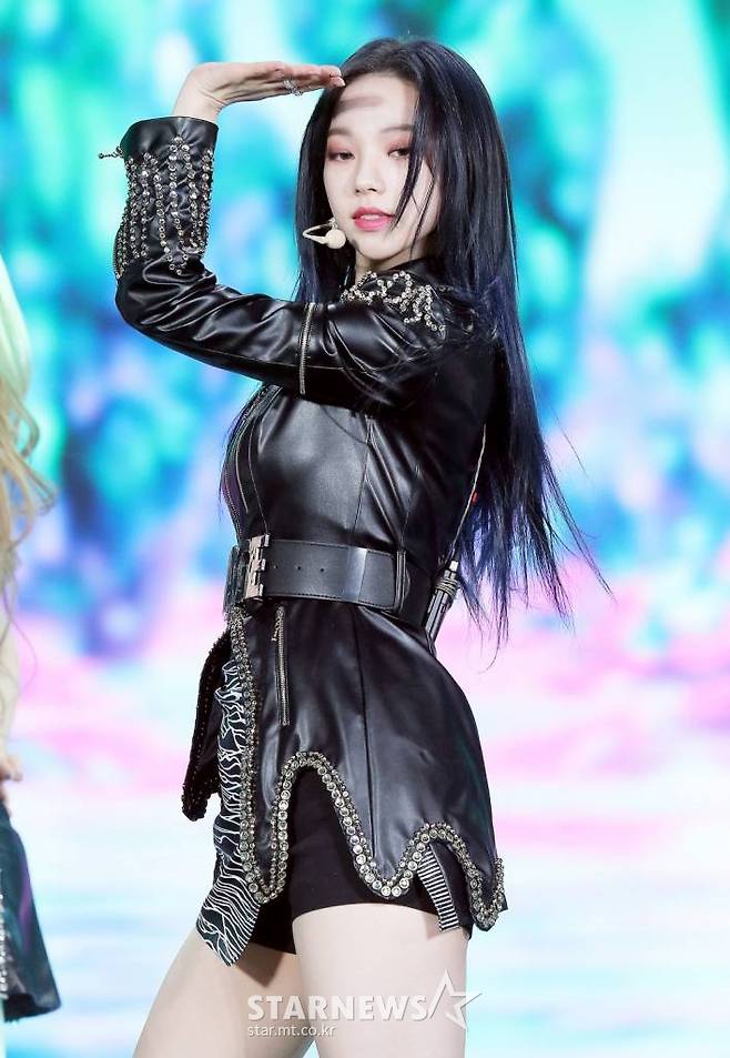 걸그룹 에스파(aespa) 카리나가 2일 오후 중계된 2021 Asia Artist Awards(2021 아시아 아티스트 어워즈, 2021 AAA) 시상식에서 멋진 무대를 선보이고 있다.  스타뉴스가 주최하고 AAA 조직위원회가 주관하는 AAA는 어디에서도 보지 못했던 새로운 무대를 선보이며 전 세계 팬들의 눈과 귀를 사로잡아 명실상부 NO.1 글로벌 시상식으로 거듭났다. /사진=AAA 기자 star@