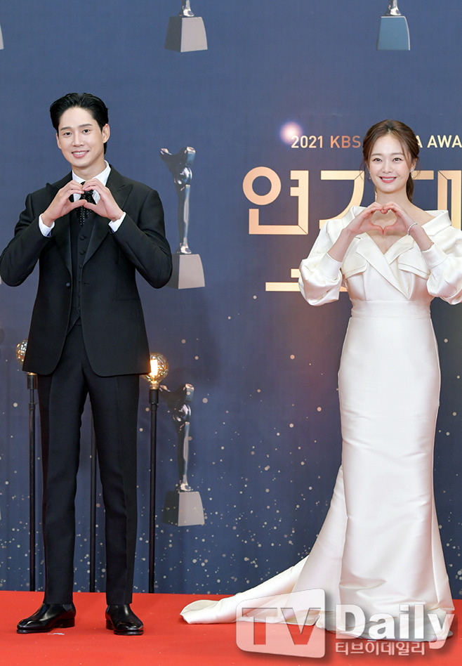 The awards for the 2021 KBS Acting Grand Prize were held at KBS, Yeouido, Seoul on the evening of the 31st.Park Sung-hoon Jeon So-min, who attended the awards red carpet event, poses.