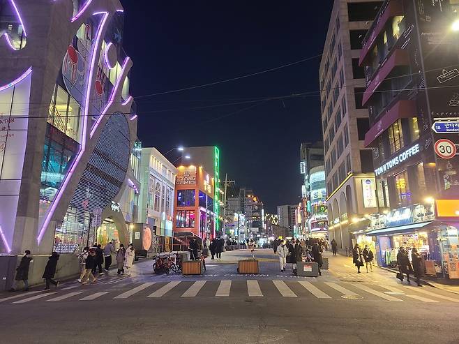 한산한 홍대입구 거리    [촬영 임성호]