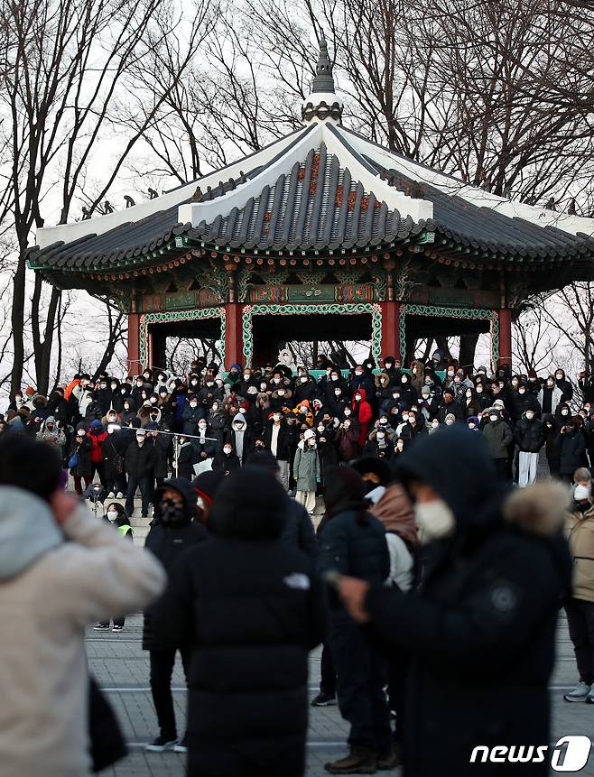 2022 임인년 새해 첫날인 1일 서울 남산을 찾은 시민들이 새해 첫 해맞이를 기다리고 있다. 2022.1.1/뉴스1 © News1 박지혜 기자