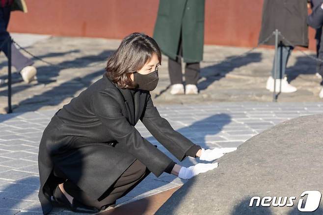 이재명 더불어민주당 후보 배우자 김혜경 씨가 1일 경남 김해 봉하마을 방문해 고(故) 노무현 대통령 묘역을 참배하고 있다. (더불어민주당 선대위 제공) 2022.1.1/뉴스1 © News1 구윤성 기자