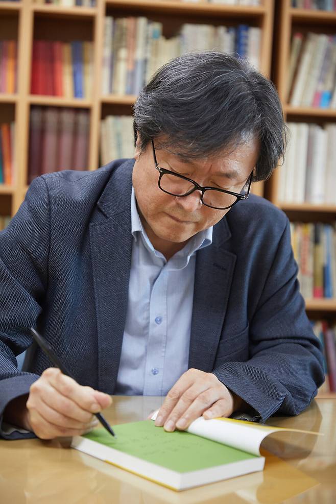 2. 김누리 교수가 자신의 책 <우리에겐 절망할 권리가 없다>에 사인해주고 있다.