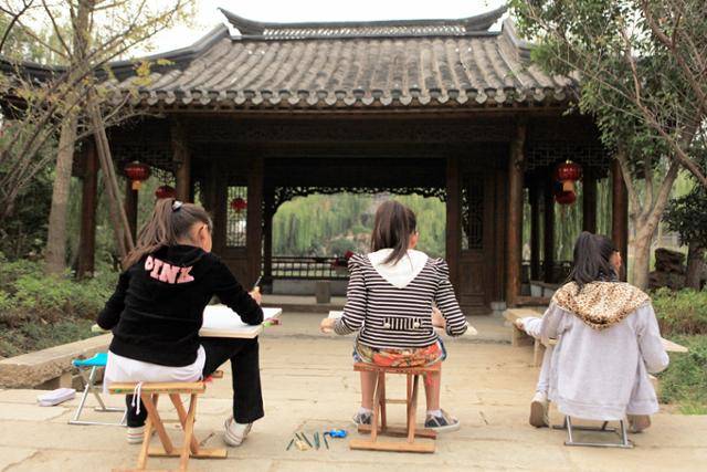 타이얼좡 고성 풍경을 스케치하는 학생들. Ⓒ최종명