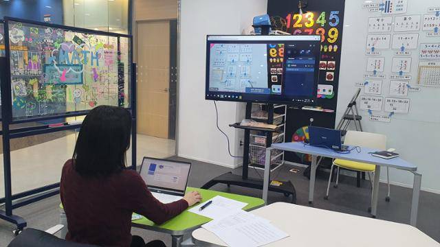 17일 A 업체에서 기자가 직접 비대면 온라인 한국어 교육 플랫폼을 체험하고 있다. AI 발음 연습을 통해 원어민의 발음에 가깝도록 점수를 매기고 교정해준다. A 업체 제공