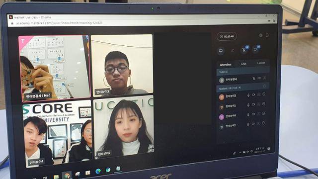 지난달 17일 비대면 온라인 교육 플랫폼 라이브 클래스를 통해 베트남에 있는 예비 유학생 레반후엔흥(19)씨와 응웬티탄쭉(18)씨를 만나 인터뷰하는 모습. 베트남 현지 동시통역사와도 실시간으로 연결해 인터뷰가 진행됐다. 전세은 인턴기자
