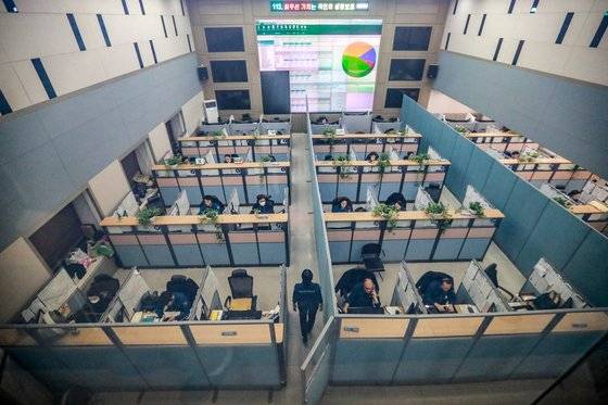 서울경찰청의 112 종합상황실이 2020년 3월 1일 코로나19 확진자 발생 시 업무 공백을 최소화하기 위해 높이 2m짜리 칸막이를 설치해 4구역으로 나누어 업무를 보고 있다.   연합뉴스