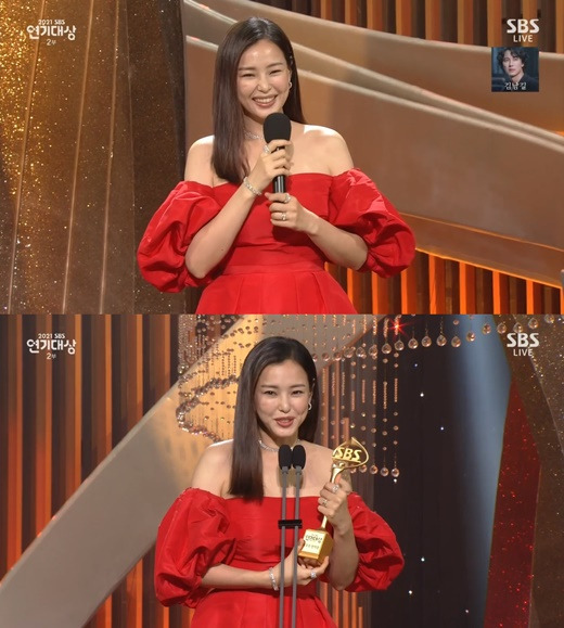 2021 SBS Acting Grand Prize ended with the last night of 2021 colorfully.2021 SBS Acting Grand Prize was held on the night of 31st as Shin Dong-yup and Kim Yoo-jung society.On this day, Pent House Kim So-yeon, One the Woman Lee Sang-yoon, Lee Ha-nui, Bimo Taxi Lee Hoon and Time Hunggi Kim Yoo-jung were up.Actor Lee Ha-nui, who had a hot topic with a surprise wedding announcement on the 21st.He has been a 100-year-old non-entertainment man who has been dating since the beginning of this year and has received the best acting award of 2021 SBS Acting Grand Prize.On stage before the award, Lee Ha-nui said, I think I surprised you so much, and it happened after the drama. I am so grateful to many people who congratulated me.I had a good thing a while ago, and I would like to express my gratitude to half of my life and share my joy, he said.The embarrassing (?) situation happened at the Best Couple Award, which was won by Timmy Hunggi Ahn Hyo-seop and Kim Yoo-jung.In this category, Ahn Hyo-seop and Kim Se-jeong, who will meet romance in the new drama In-house, came out as awards.MC Shin Dong-yup joked to Ahn Hyo-seop, How about being between an old lover and a current lover?Ahn Hyo-seop laughed, saying, Thank you to SBS officials for creating this embarrassing situation.The thin joke is not over: Shin Dong-yup said: This question is ready: Who will you save if Kim Yoo-jung Kim Se-jeong falls into the water?SBS is so mischievous. And Ahn Hyo-seop said, I will support you both from afar. Kim Se-jeong, who laughed for a long time, added, I will get out of hand with Kim Yoo-jung.Actor Park Hyo-joo of Now, Im Breaking Up left a witty impression: Now, Im getting an award, he started with a pun, I got a precious gift through my work.I received this award thanks to Song Hye-kyo and Choi Hee-seo who worked together. I will remember for a long time. Actor Oh Jeong-se appeared as a prize winner with Lee Sung-kyung, who said: I actually cared a lot about being awarded with the Bible.I came in the highest height shoes, and nevertheless..., he added, adding: Youre so cool.Lee Sung-kyung responded after a small laugh: Its so honoured - its great today.