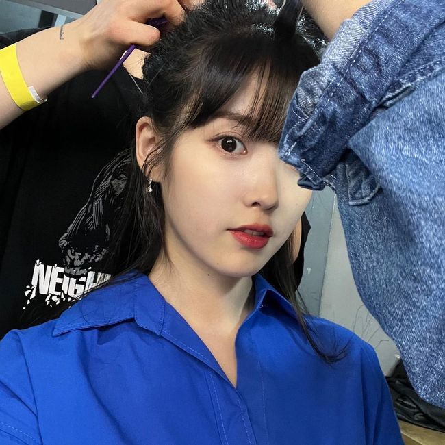 Singer IU expressed her feelings for her 30s.On the afternoon of the afternoon, IU posted two self-portraits on his personal SNS, saying, Ji Eun-ah is just 30 people.In the photo, IU is wearing a blue-colored shirt and modifying hair and makeup. IU sniped global fancim with clear, transparent eyes and pure beauty like a deer.In particular, IU laughed at the viewers while parodying Ji Eun-ah, who was the G-Dragon part of the Palette lyrics released in April 2017, is just 30.On the other hand, IU released its last album Sculpture House on December 29 last year.IU SNS