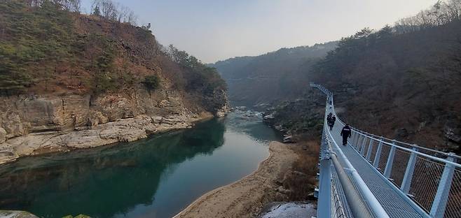 철원 한탄강 순담계곡에서 드르니마을까지 3.6㎞ 구간에 조성된 주상절리길에서는 화강암과 현무암이 빚어낸 절경을 감상할 수 있다.