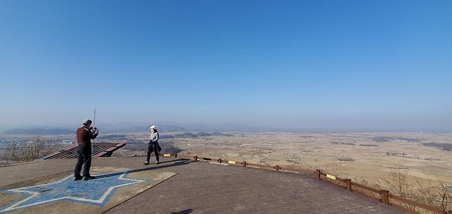 소이산 정상 헬기장에 오르면 철원평야가 한눈에 펼쳐진다.