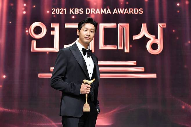 ▲ '2021 KBS 연기대상' 대상을 수상한 배우 지현우. 제공|KBS