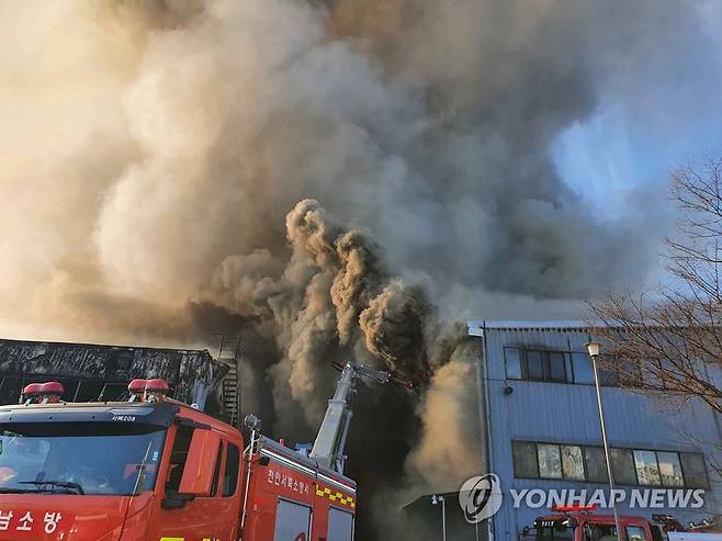 보일러공장 화재 진화작업 (아산=연합뉴스) 1일 오전 7시 48분께 충남 아산시 탕정면 귀뚜라미보일러 공장에서 대형 화재가 발생해 소방당국이 진화작업을 벌이고 있다. 2022.1.1 [소방청 제공. 재판매 및 DB 금지] jyoung@yna.co.kr