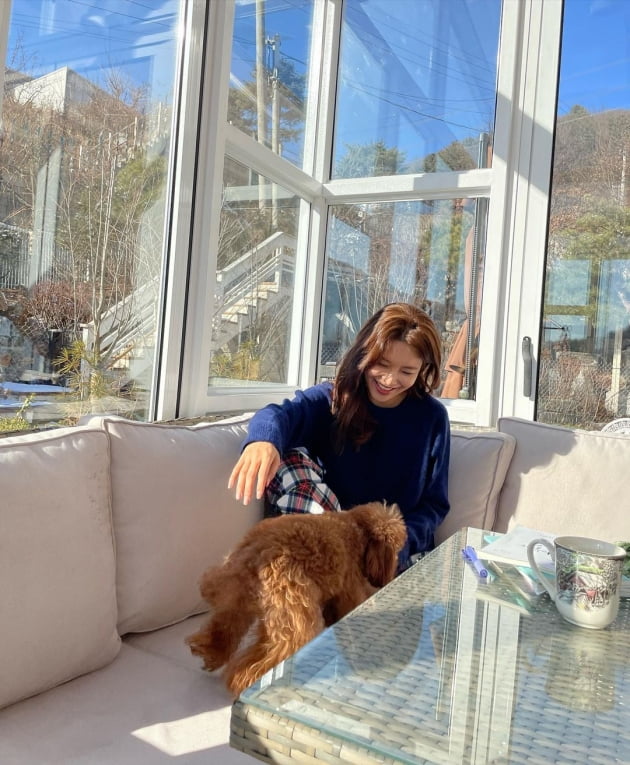 Group Girls Generation member and actor Choi Sooyoung delivered a New Years greeting.Choi Sooyoung said on his 2nd day in his instagram that New Year # You will be done if you say Hope and gave a new greeting to his new title.In the photo, Choi is sitting on a terrace sofa, studying scripts and snacking on dogs. A clear smile and a lovely atmosphere attract attention.Choi Sooyoung is in public with Actor Jung Kyung-ho, who was cast in Drama You Say Hope.